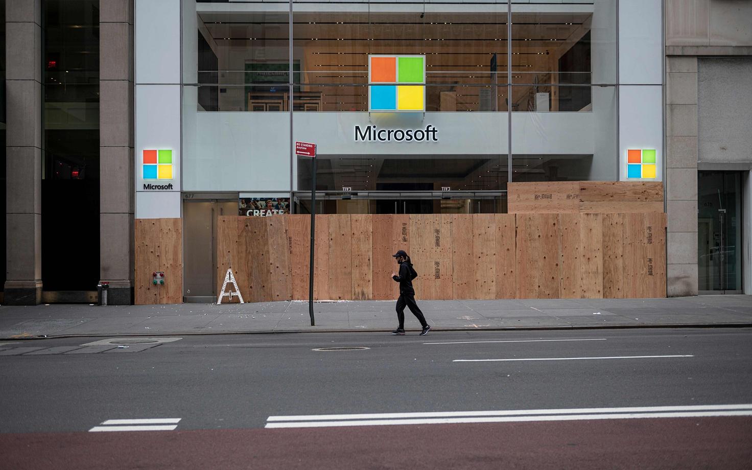 Protestide tõttu laudadega kinni löödud Microsofti kauplus New Yorgis.