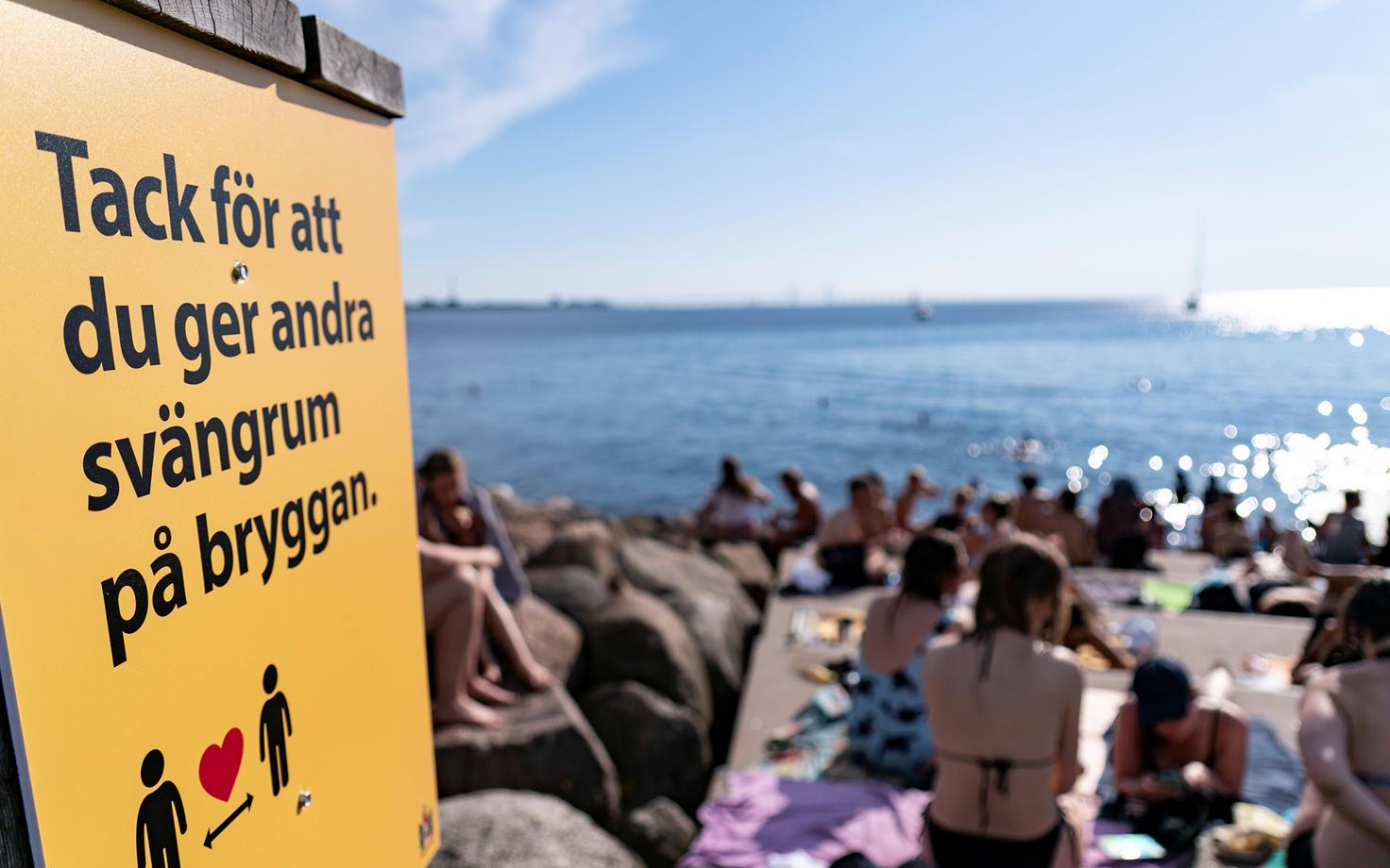 Suhtlusvahemaa hoidmist soovitav silt Rootsis.