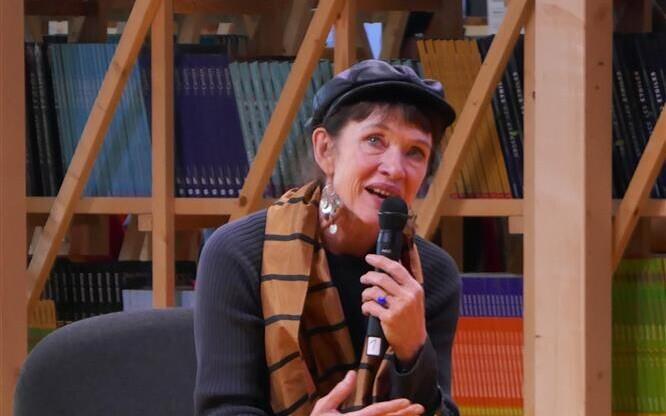 Kirjaniku ja tõlkija Nancy Hustoni ütlustes on tunda püssirohulõhna. Nancy Huston 2017. aastal Frankfurdi raamatumessil.