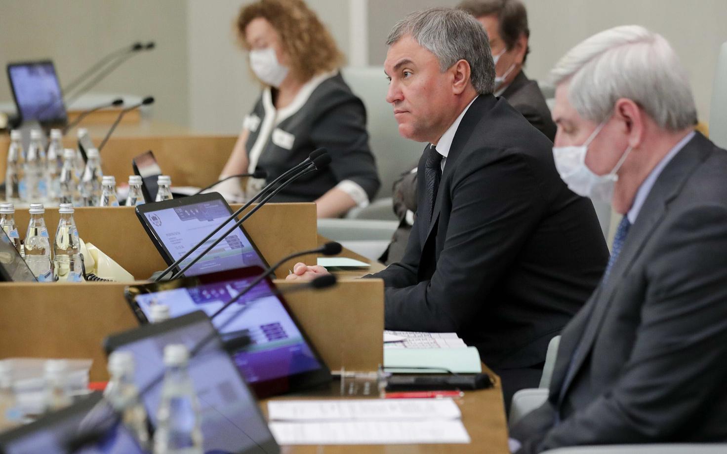 Riigiduuma esimees Vjatšeslav Volodin (keskel, ilma maskita)