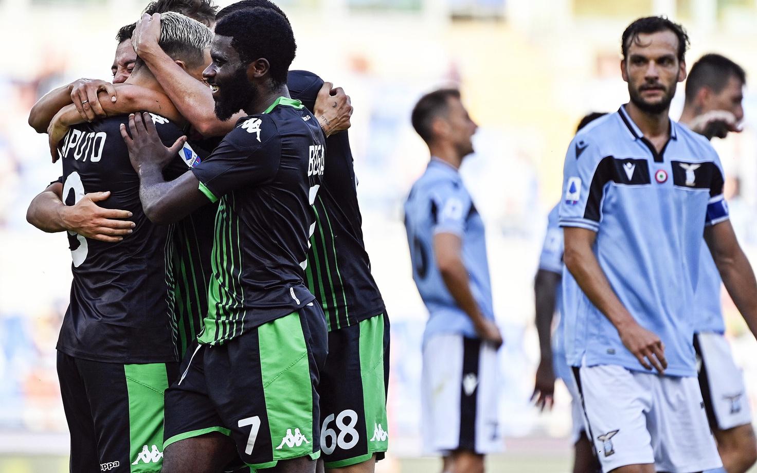 Lazio mängija vaatamas Sassuolo mängijate rõõmustamist