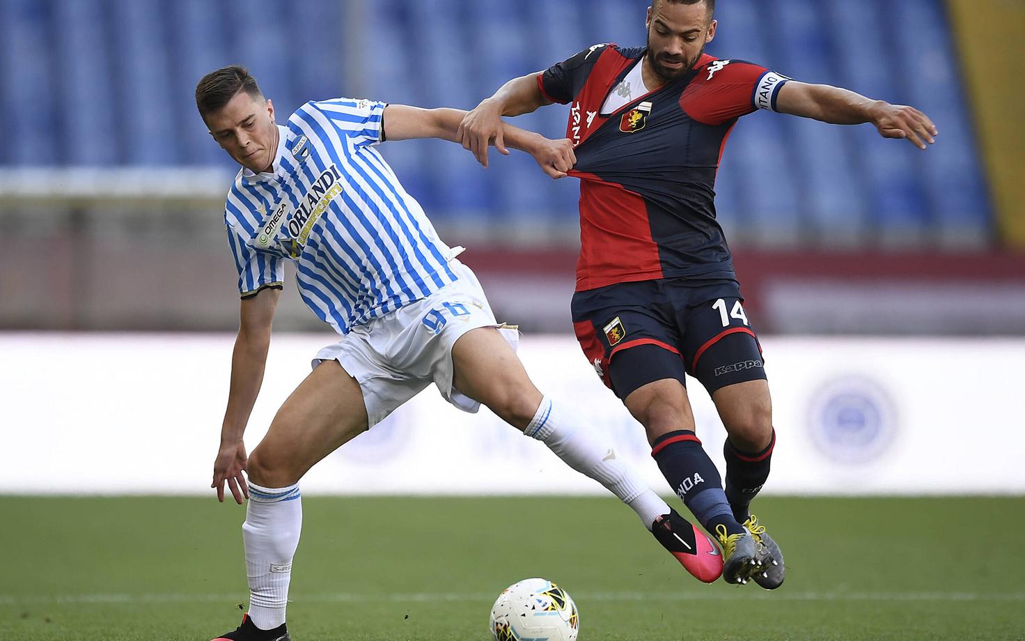 Georgi Tunjov (vasakul) Serie A kohtumises Genoa vastu