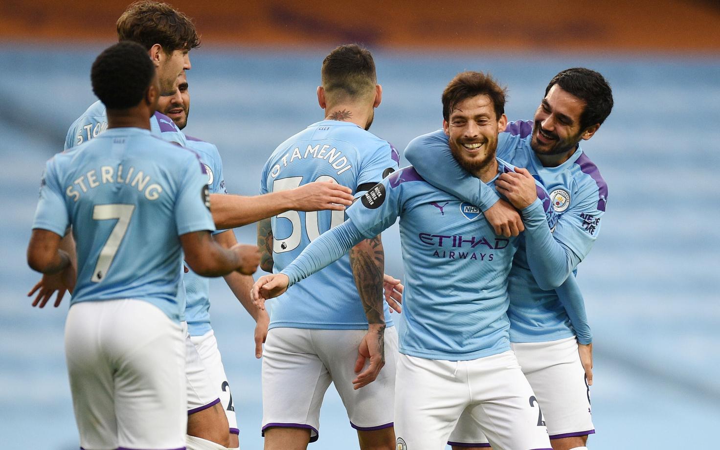 Manchester City mängijad rõõmustamas.