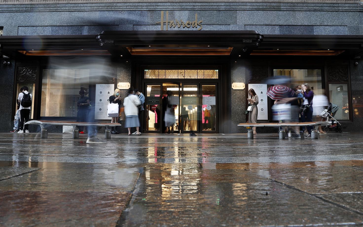 Inimesed Londonis Harrodsi kaubamaja juures.