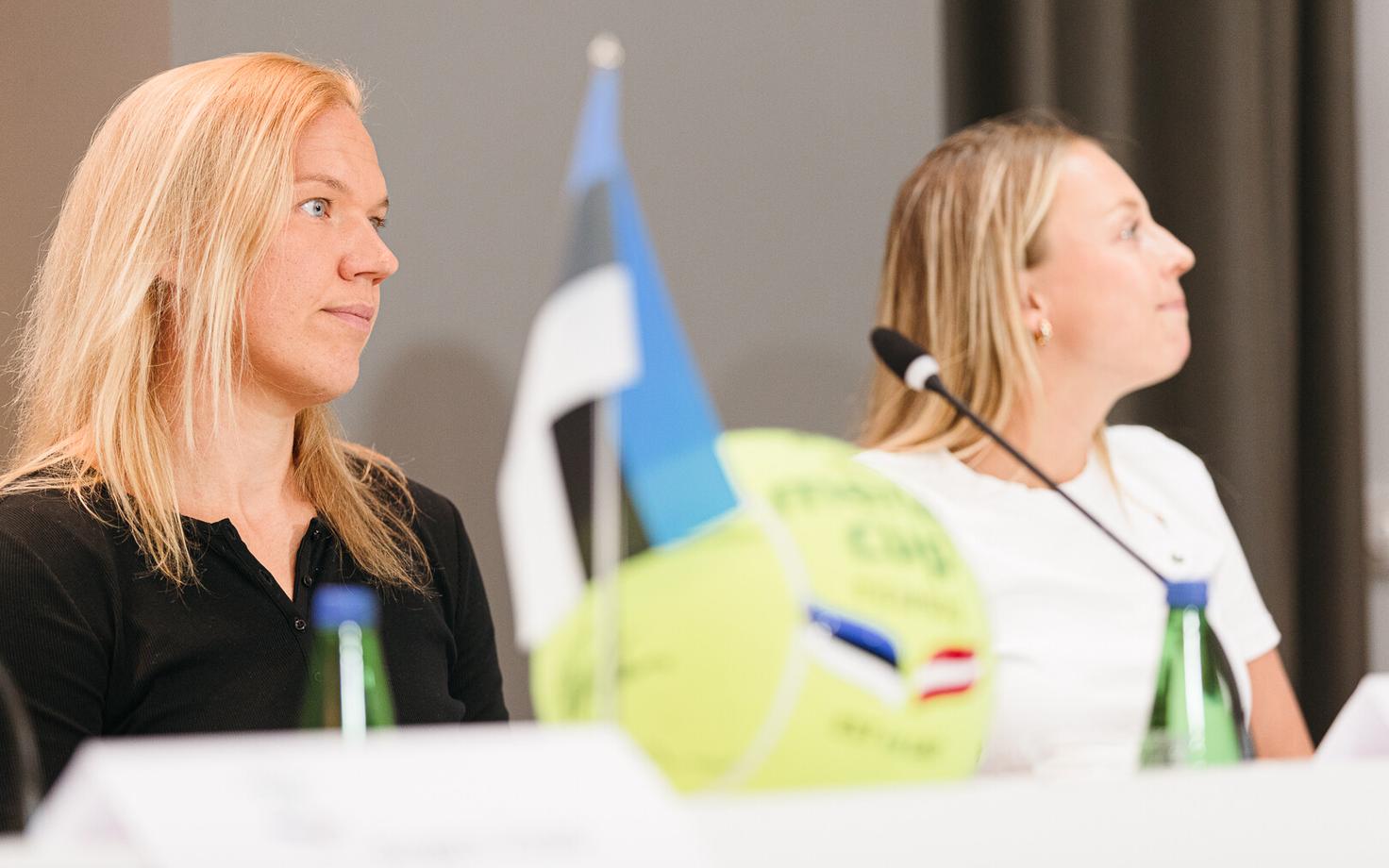 Kaia Kanepi (vasakul) Eesti ja Läti maavõistluse turniiri eelsel pressikonverentsil