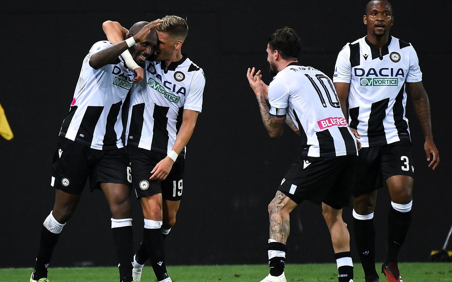 Udinese mängijad Seko Fofana väravat tähistamas