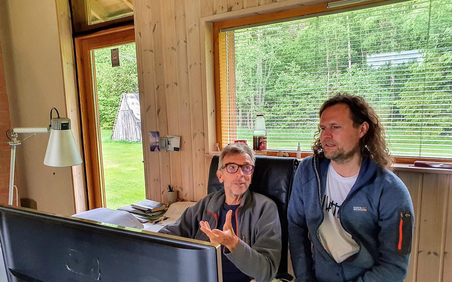 Erkki-Sven Tüür ja Endrik Üksvärav. Helilooja uut kooriteost tutvustamas.