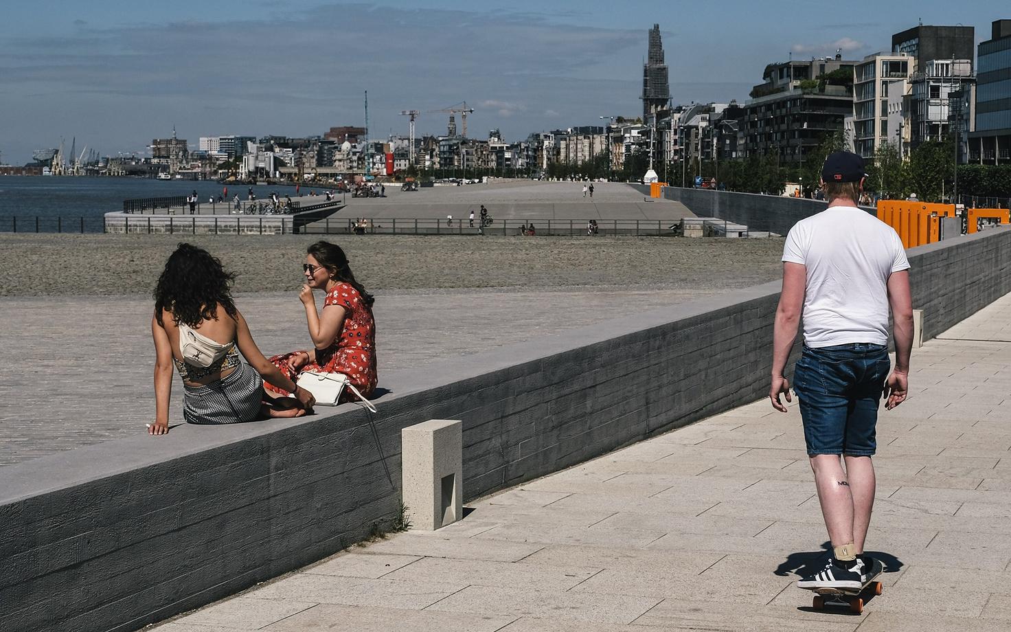 Inimesed Antwerpenis jalutamas.