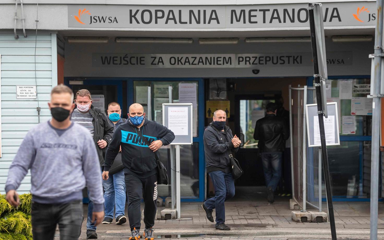 Poola kaevurid töölt tulemas.