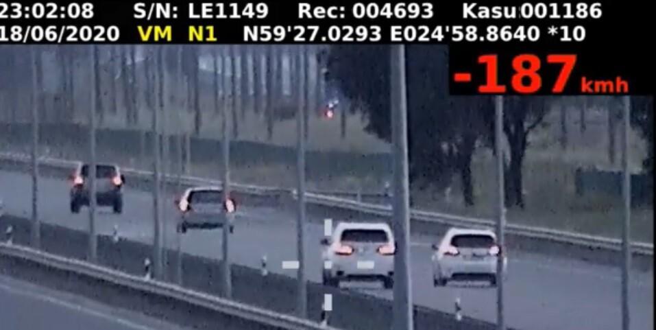 Автомобиль BMW с номерным знаком ISA999 неоднократно попадал в поле зрения полиции.