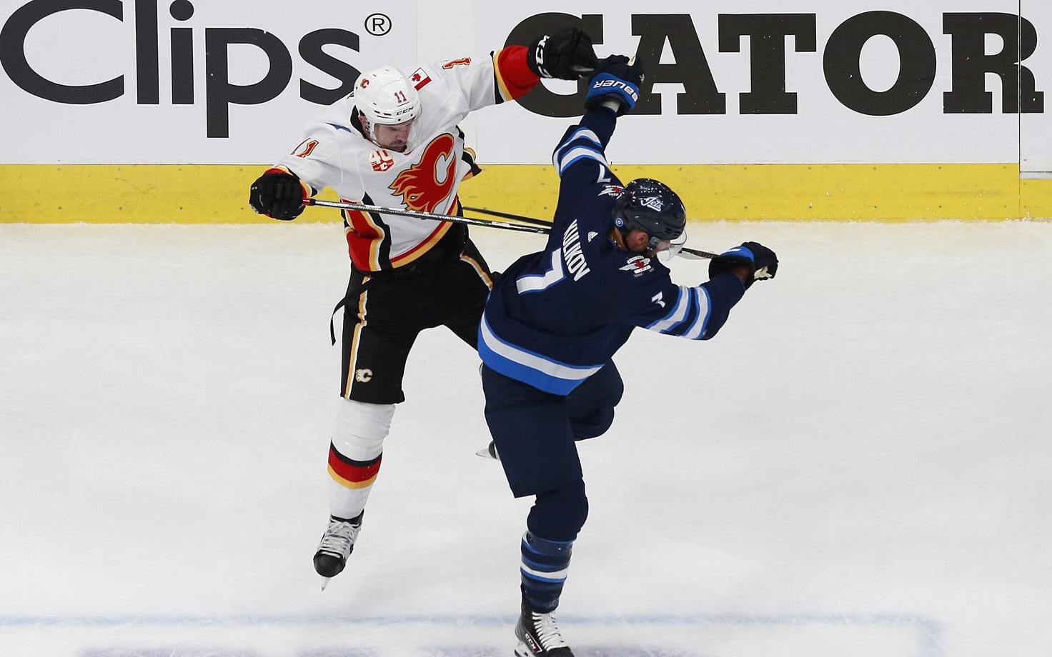 Mikael Backlund (Calgary Flames) ja Dmitri Kulikov (Winnipeg Jets)