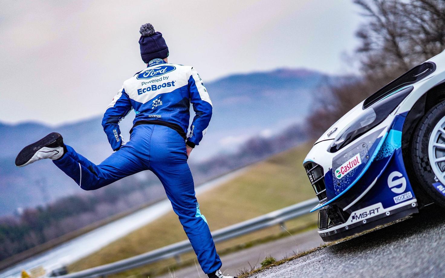 Esapekka Lappi soojendusharjutusi tegemas