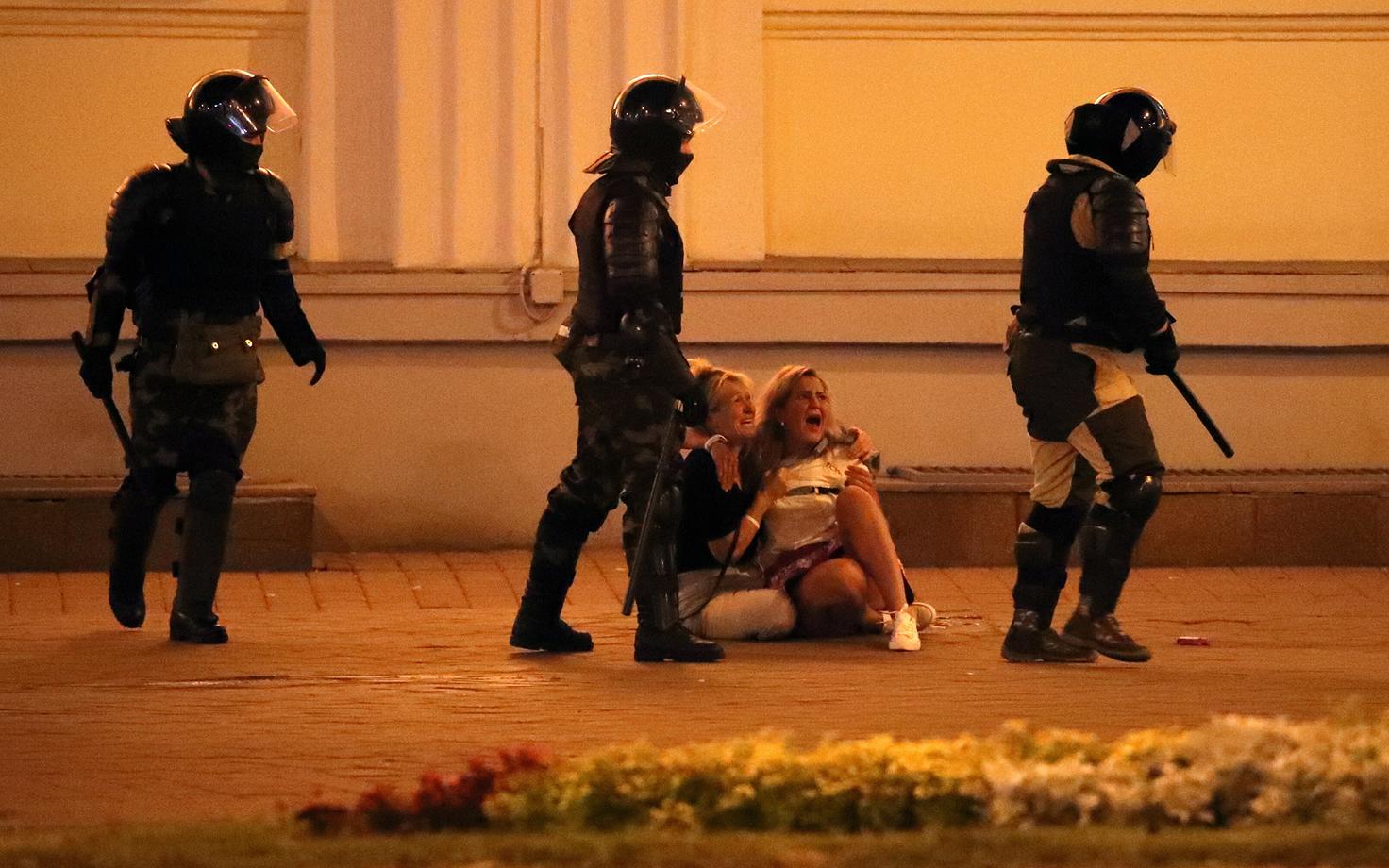 Märulivarustuses miilits ja kaks protestijat Minskis.
