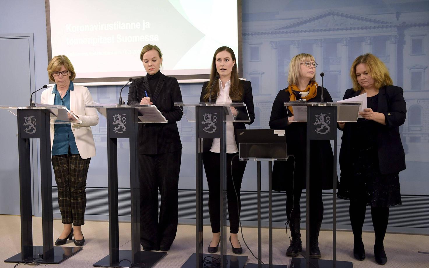 Soome valitsuse ministrid: vasakul justiitsminister Anna-Maja Henriksson, paremal äärel rahvastiku- ja sotsiaalteenuste minister Krista Kiuru, keskel peaminister Sanna Marin.