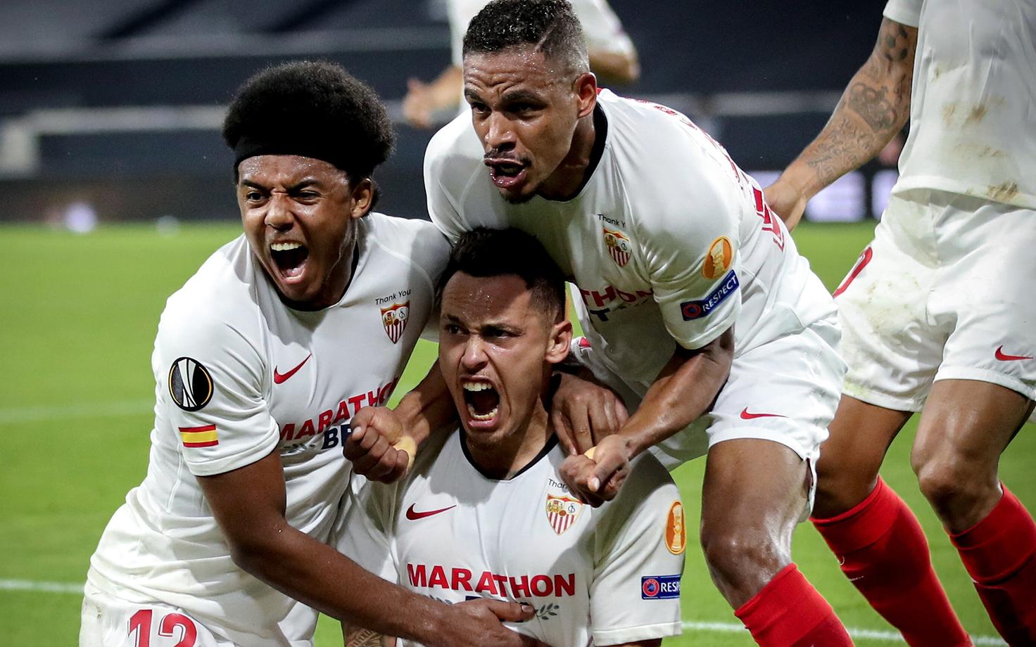 Sevilla mängijad Lucas Ocampose väravat tähistamas