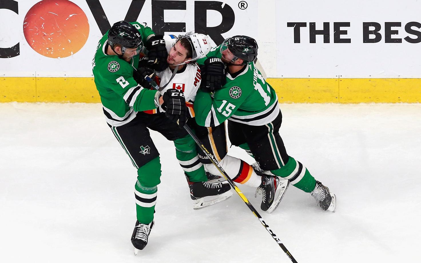 Jamie Oleksiak (2), Blake Comeau (15) ja Sean Monahan (23)