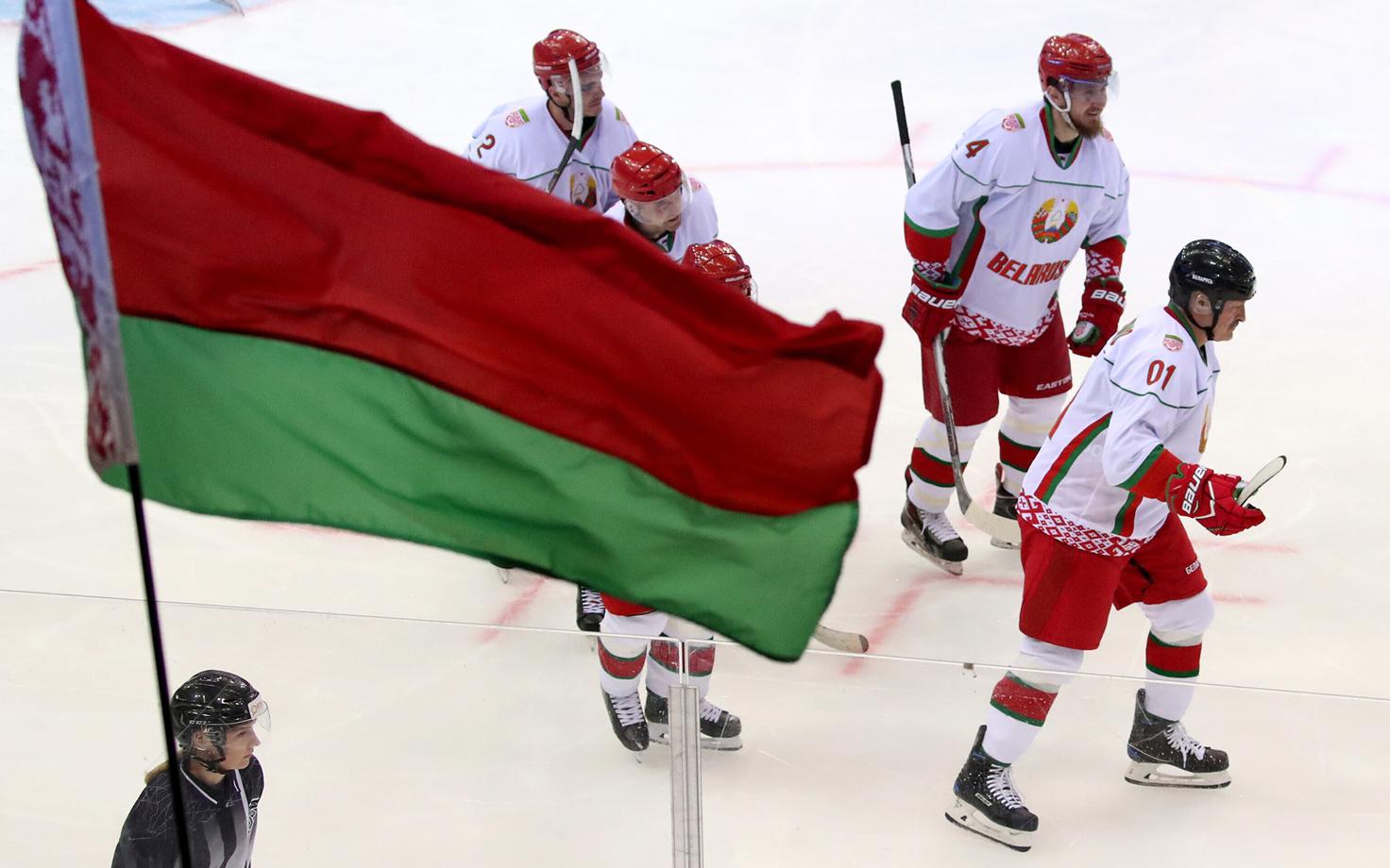 Valgevene president Aleksandr Lukašenko (paremal) jäähokit mängimas