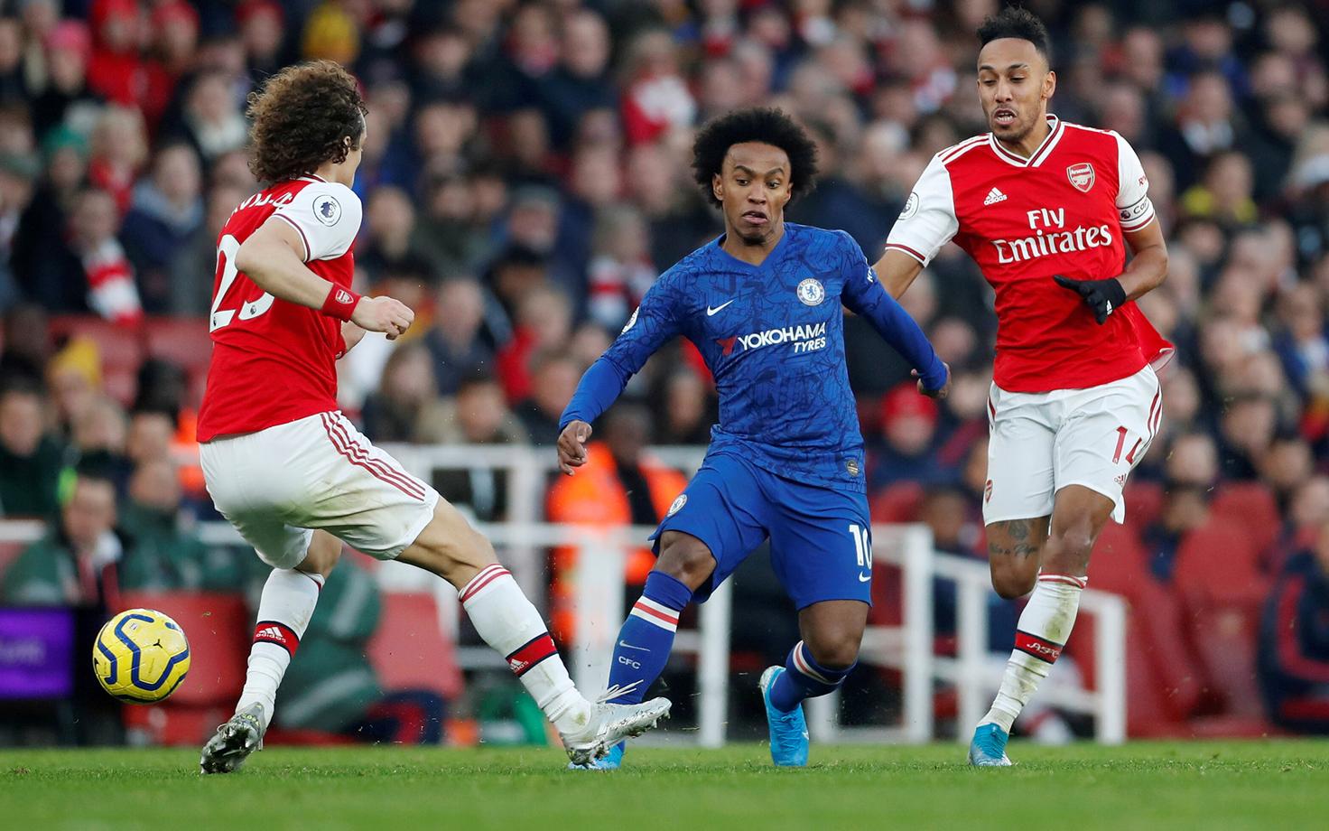 Willian (keskel) mängus Arsenali vastu