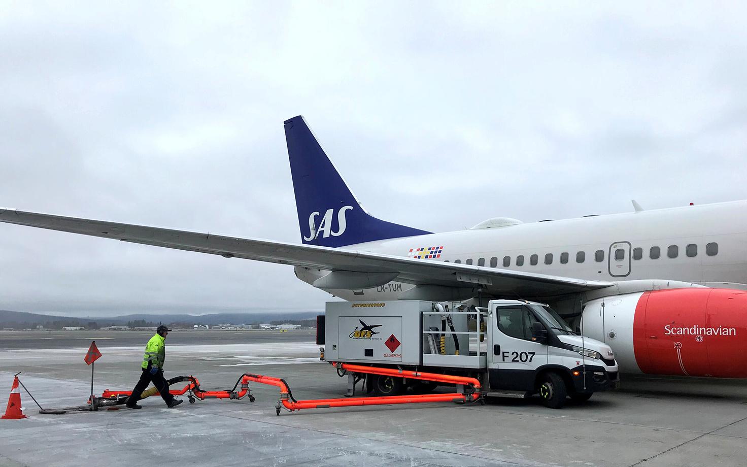 SAS-i lennuki tankimine Oslo lennuväljal.