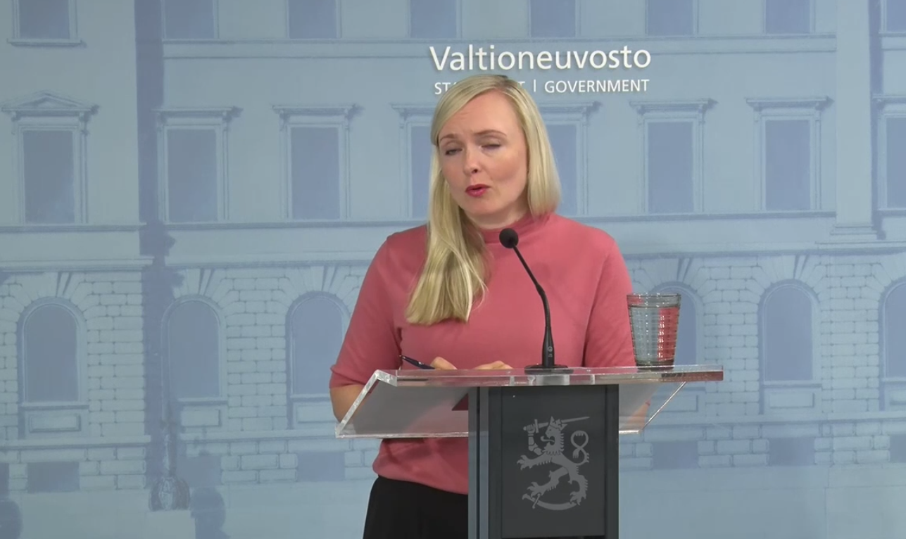 Soome siseminister Maria Ohisalo pressikonverentsil.