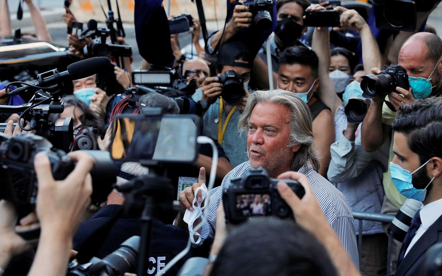 Steve Bannon Manhattani föderaalkohtu hoonest lahkumas.
