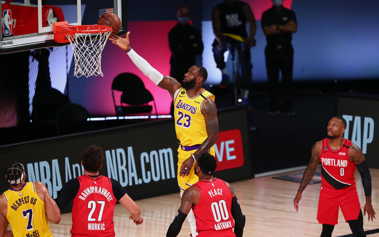 Los Angeles Lakersi staar LeBron James Portland Trail Blazersi vastu viskele minemas