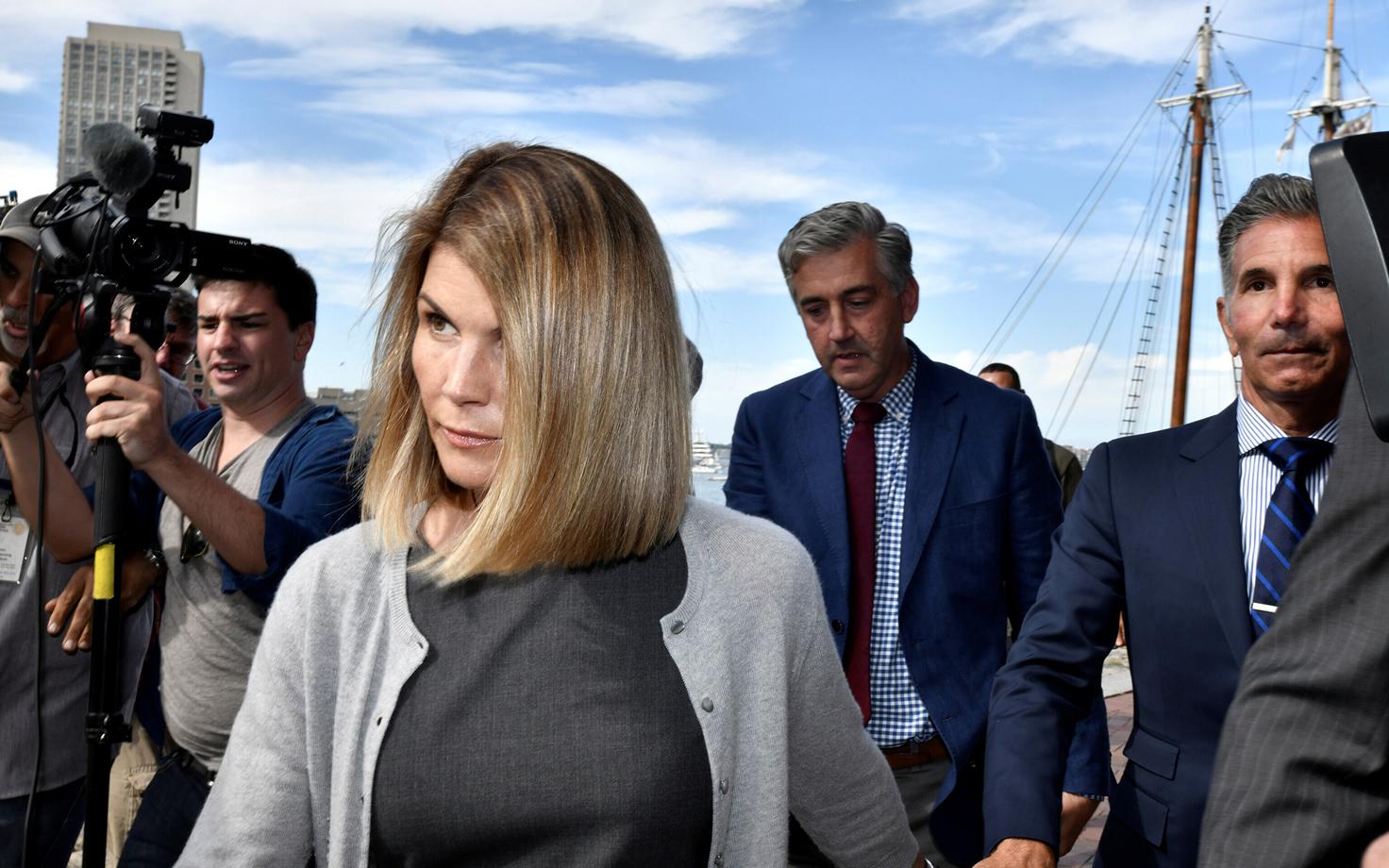 Lori Loughlin ja Mossimo Giannulli kohtust lahkumas