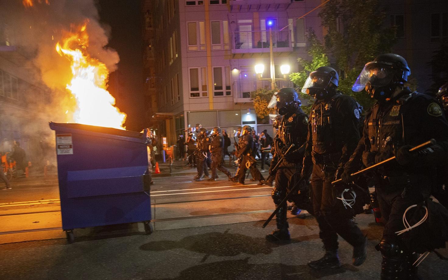 Märulipolitsei ahelik Portlandi kesklinnas föderaalse immigratsiooniameti hoonet rüüstajate eest kaitsmas.
