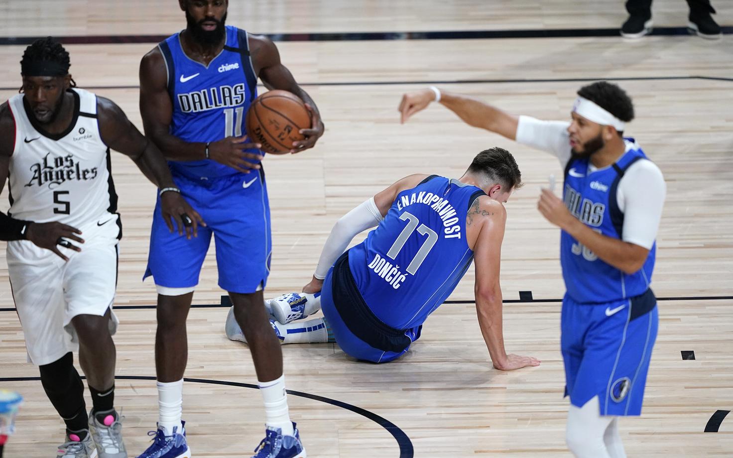 Luka Doncic vigastas korvpalliliiga NBA play-off'i avaringi kolmandas mängus vasaku jala hüppeliigest