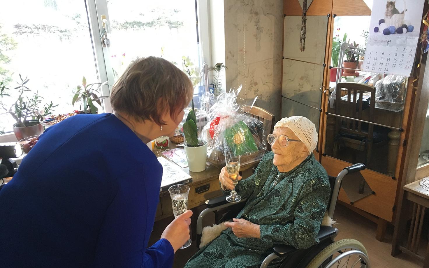 Eesti vanim elanik, Marta Kivi, eelmisel aastal oma 107. sünnipäeva tähistamas.