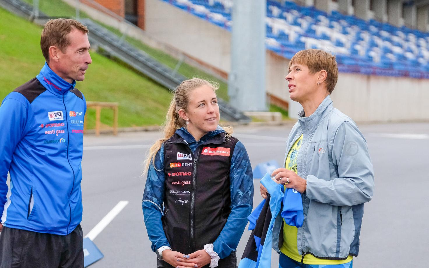 Laskesuusakoondise peatreener Indrek Tobreluts, Johanna Talihärm ning Kersti Kaljulaid