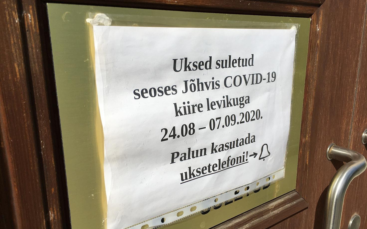 Koroonaaeg Jõhvis, silt suletud Jõhvi vallamajal.