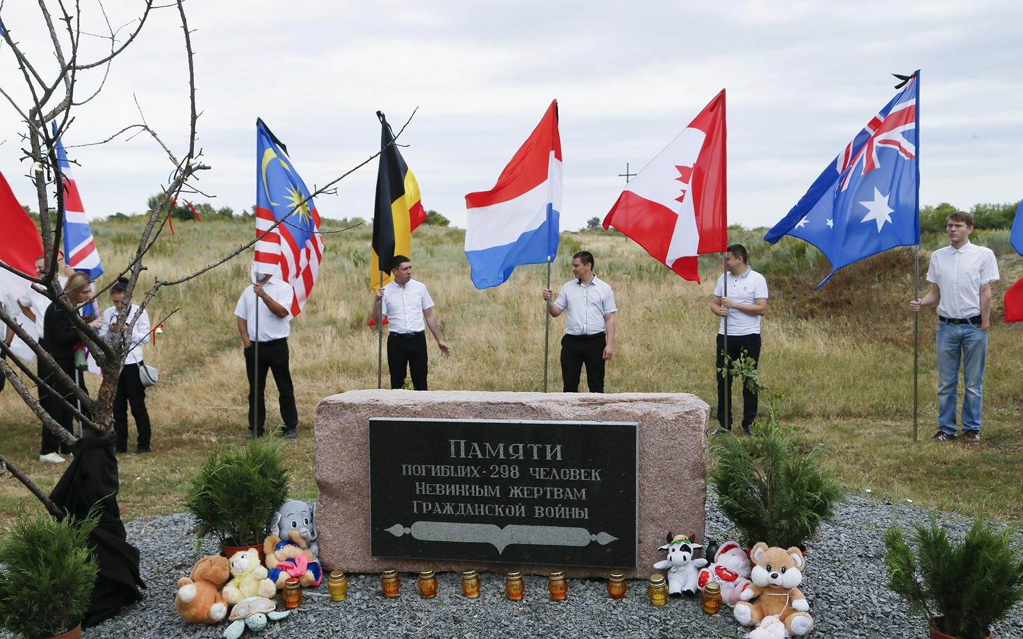 Памятная плита в месте крушения рейса MH-17.