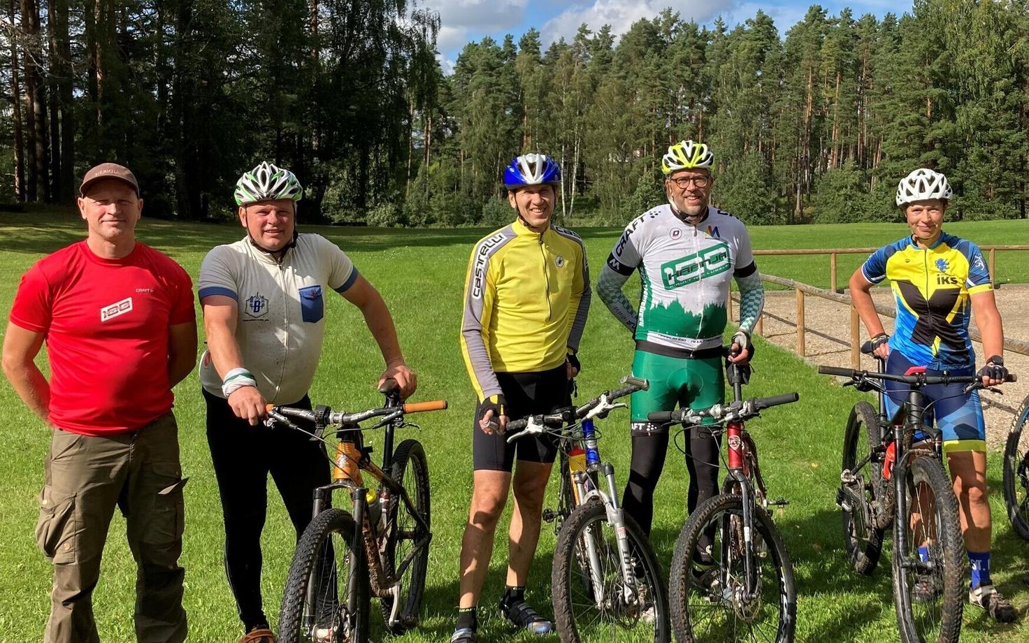 President Kersti Kaljulaid (paremal) koos sõidukaaslastega
