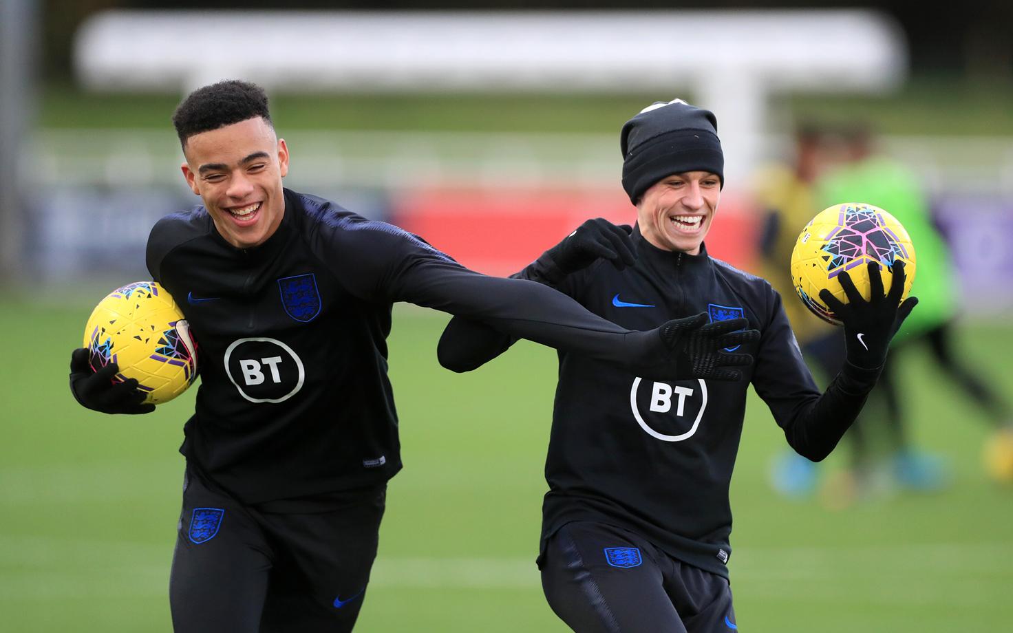 Mason Greenwood (vasakul) ja Phil Foden Inglismaa jalgpallikoondise treeningul