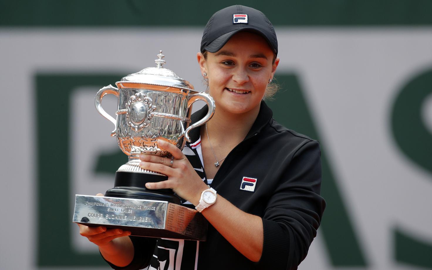 Ashleigh Barty Prantsusmaa lahtiste võidukarikaga