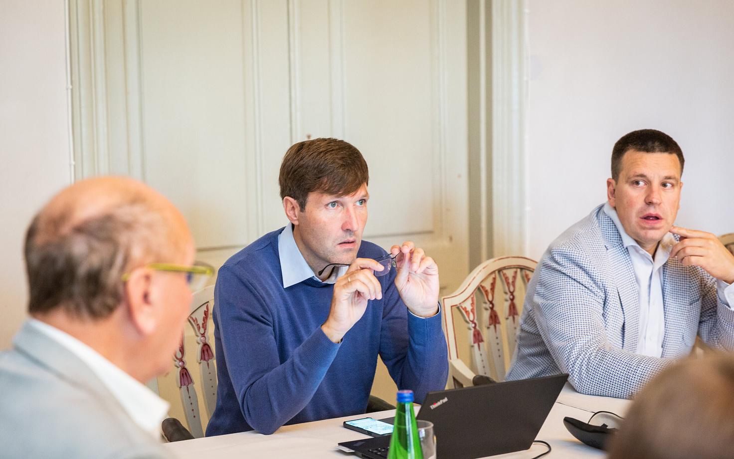 Peaminister Jüri Ratas ning Martin ja Mart Helme.