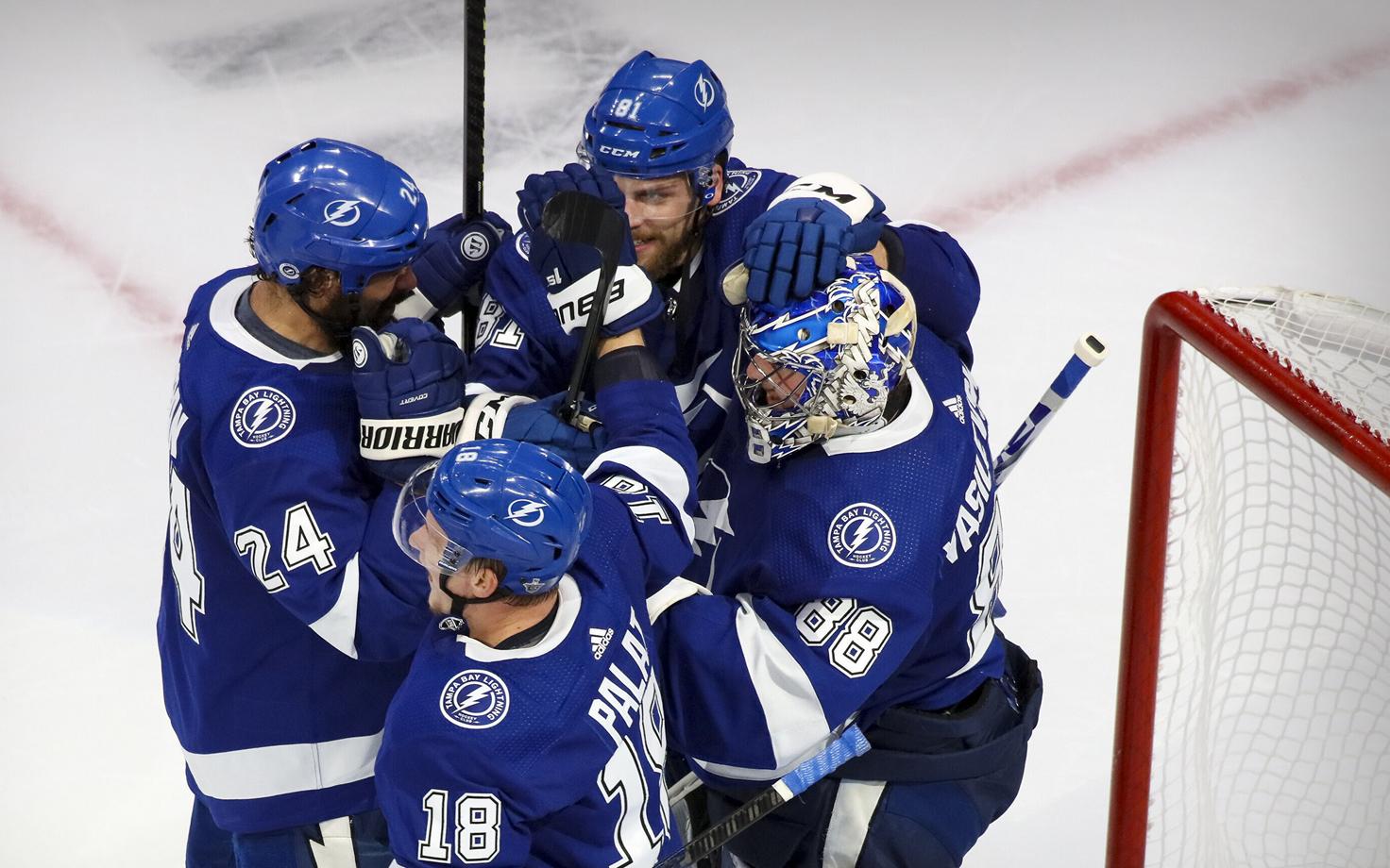 Tampa Bay Lightningu mängijad kolmapäevast võitu tähistamas