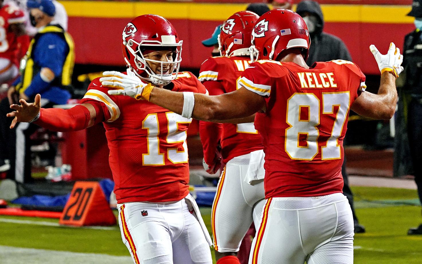 Patrick Mahomes tähistamas Travis Kelcega