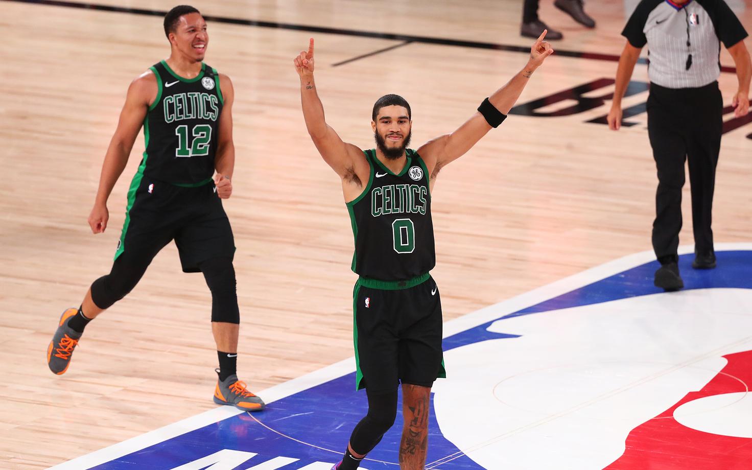 Jayson Tatum ja Grant Williams Bostoni võitu tähistamas