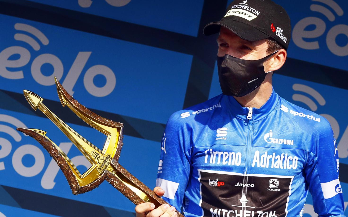 Simon Yates Tirreno - Adriatico võidutrofeega
