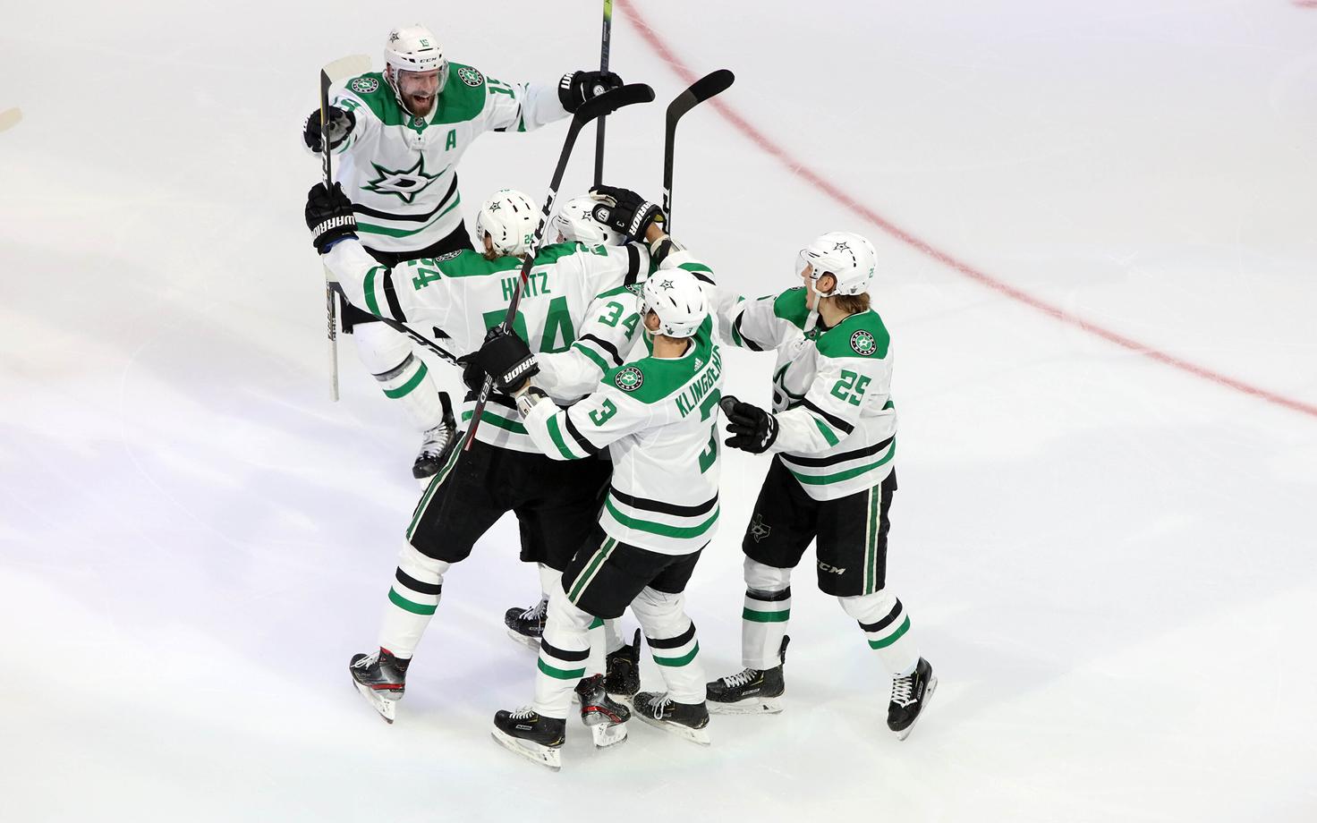 Dallas Starsi mängijad rõõmustamas.