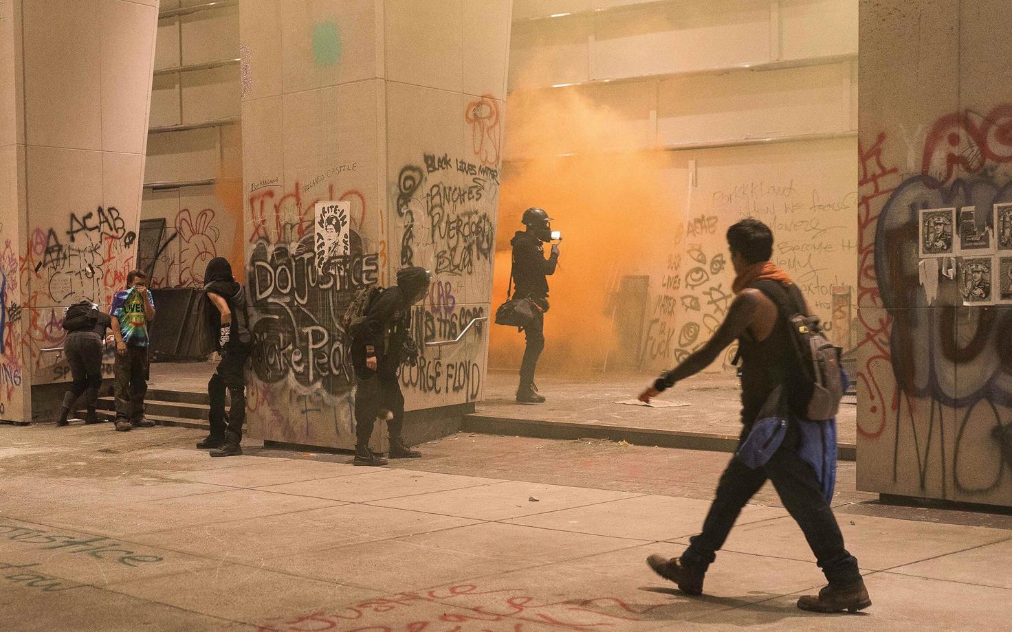 Antifa aktivistid juulis Portlandi kohtuhoonet ründamas.