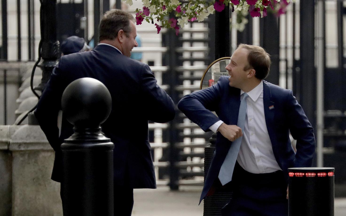Tervishoiuminister Matt Hancock (paremal) Downing Streetil kolleegi ajastule kohaselt tervitamas.