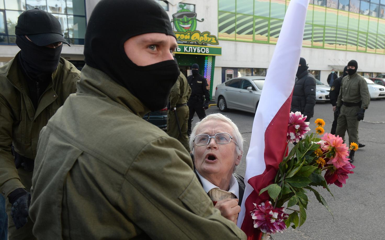 Valgevene miilits peab kinni 73-aastase opositsiooni aktivisti Nina Baginskaja.