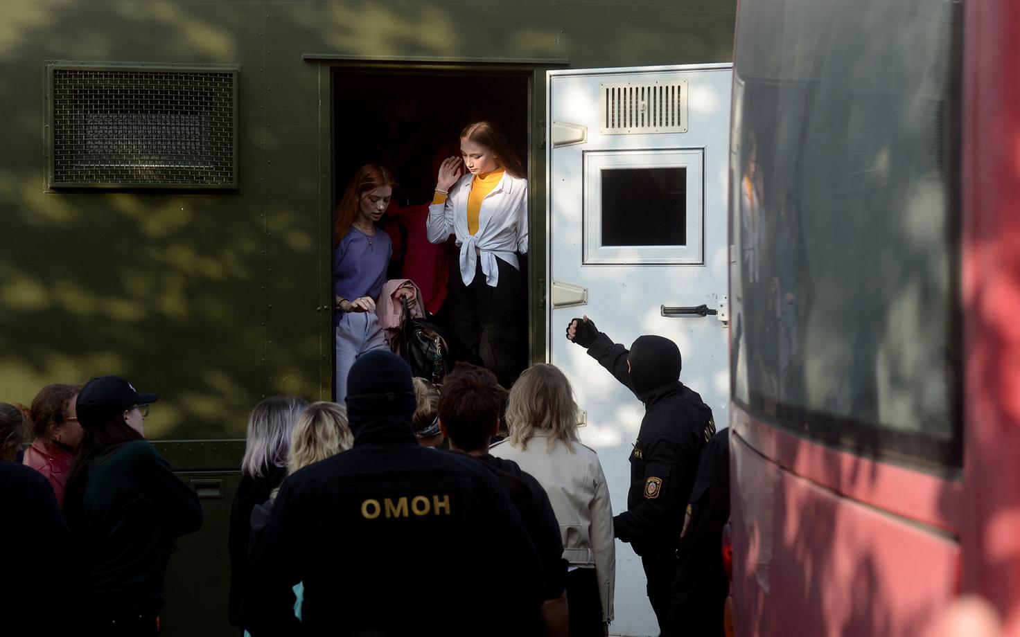 Valgevene miilitsad naiste marsist osavõtjaid vahistamas.