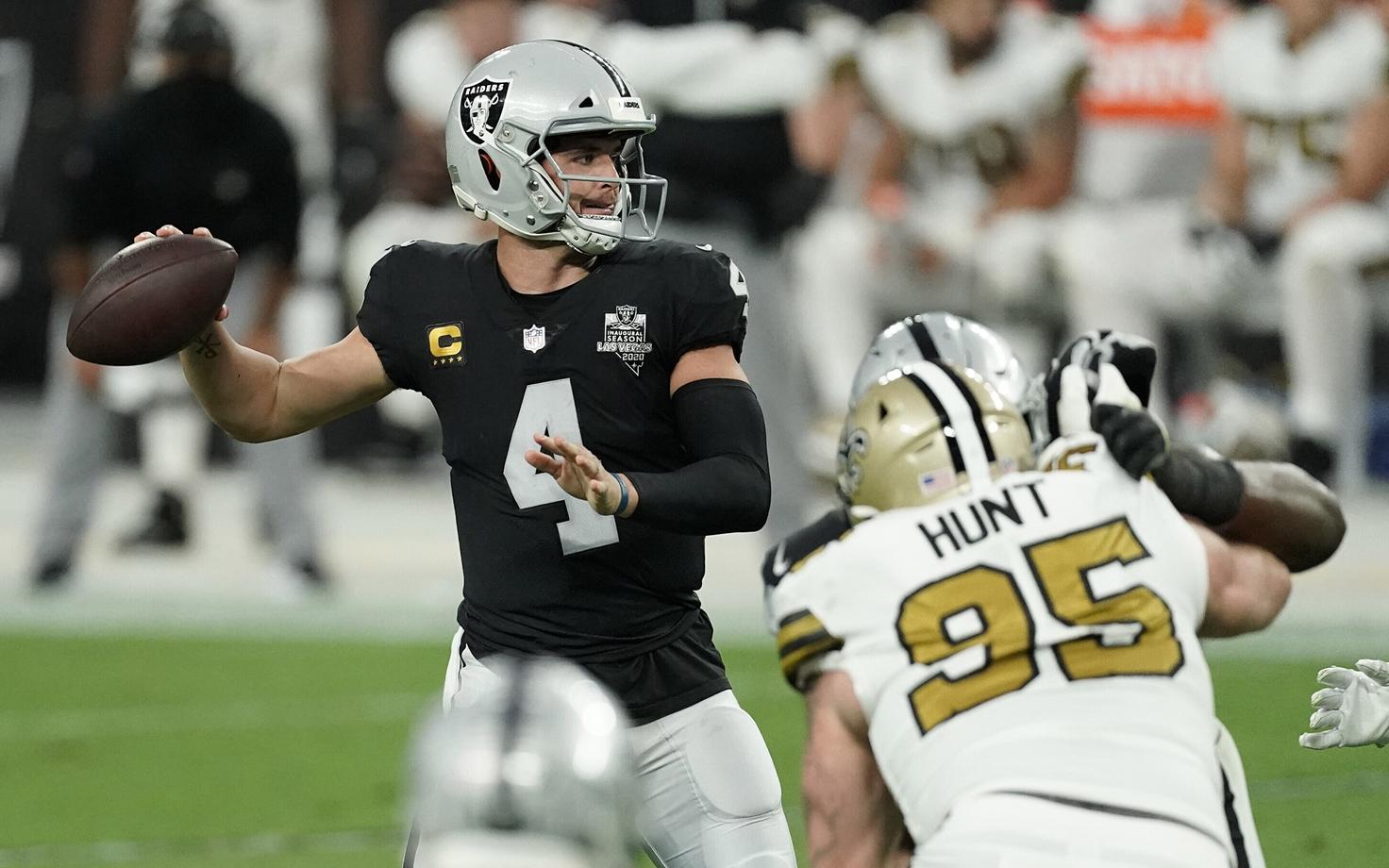 Margus Hunt (#95, seljaga) proovimas Raidersi mängujuhti Derek Carri kätte saada.