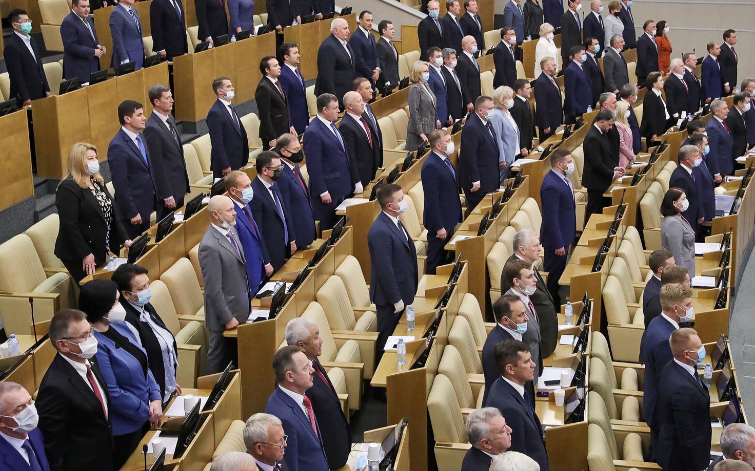 Riigiduuma saadikutest kandis osa eelmisel nädala istungjärgu avamise ajal maske, osa mitte.