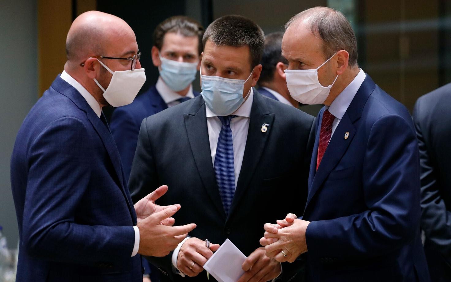 Euroopa Ülemkogu eesistuja Charles Michel (vasakul) ja Eesti peaminister Jüri Ratas tänavu suvel valitsusjuhtide arutelul.