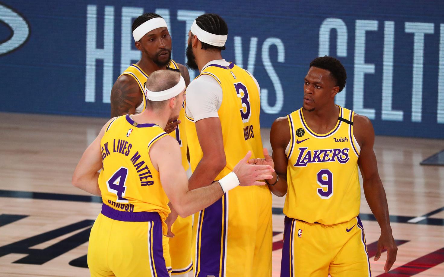 Los Angeles Lakersi mängijad võitu tähistamas.
